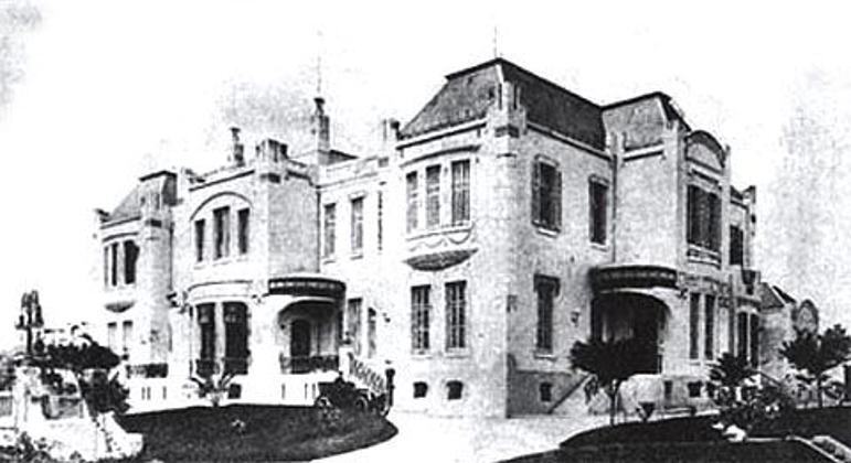 Projetado pelo arquiteto sueco Carlos Ekman em 1902, o edifício Vila Penteado é um dos últimos remanescentes do estilo art nouveau na cidade de São Paulo. Como disse Angelo Filardo, arquiteto e professor da FAU-USP, 