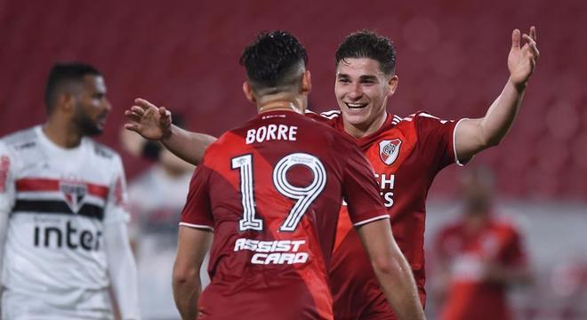 Álvarez comemora um de seus gols marcados contra o São Paulo