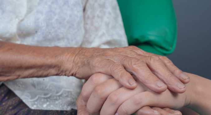 Entre os primeiros sinais, que aparecem após os 65 anos, pode estar a depressão