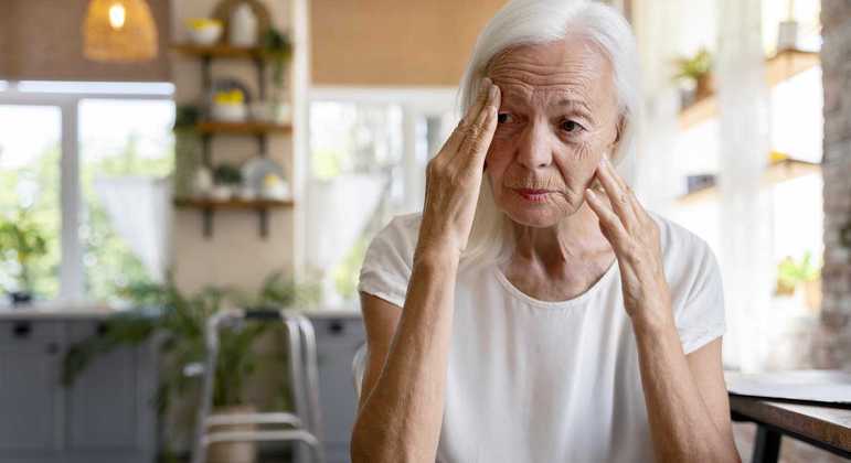 Doença de Alzheimer ainda não tem cura e acomete mais idosos a partir de 65 anos