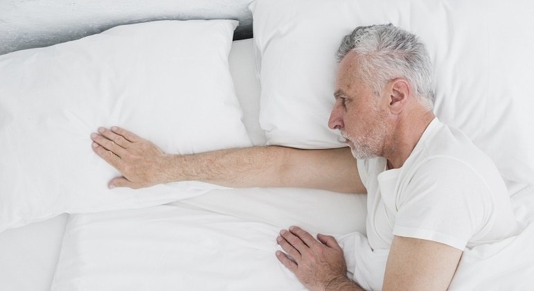 Dormir menos de sete horas por noite altera os marcadores que diagnosticam o Alzheimer