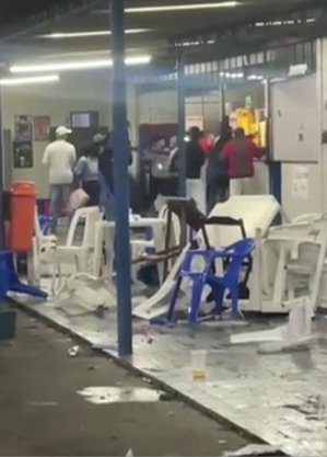 Fãs quebraram mesas e cadeiras