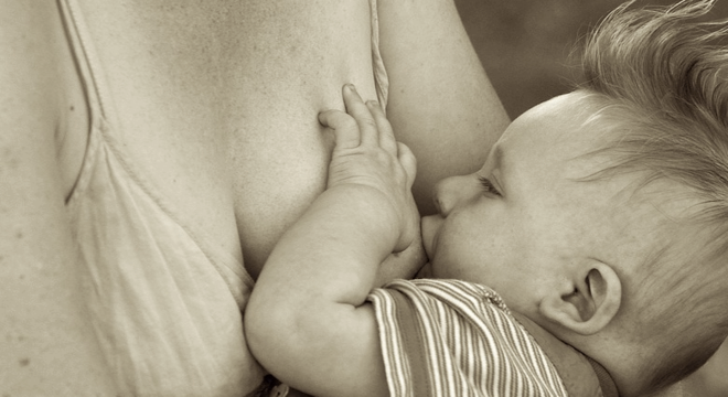 Estudo associou menor tempo de amamentação à obesidade infantil