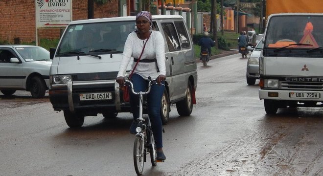 Amanda Ngabirano anda de bicicleta em Campala; trajeto ao trabalho é uma pequena odisseia