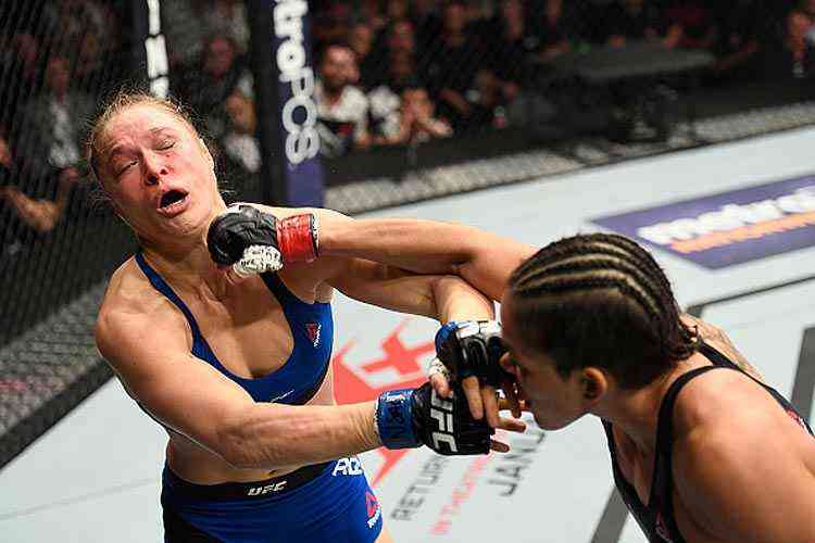 Amanda Nunes acabou com a 'inocência' do UFC feminino. Ao nocautear violentamente Ronda Rousey