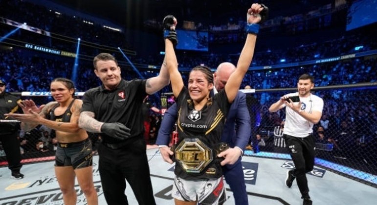 Amanda aplaude e sorri, depois da derrota, perda do cinturão e adeus à sete anos de invencibilidade