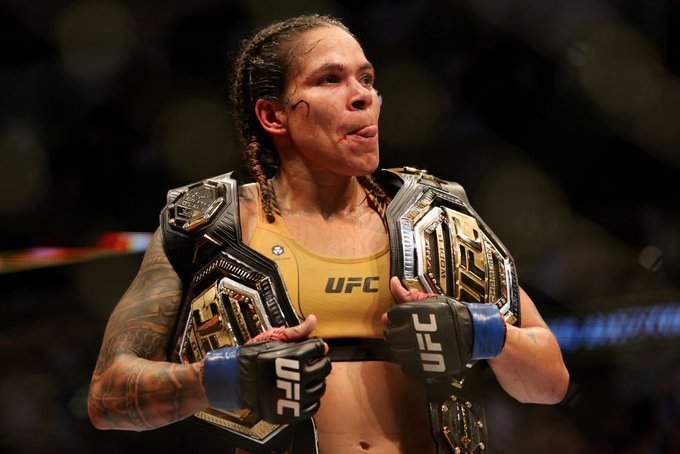 Os dois cinturões são da baiana Amanda Nunes. Aos 34 anos, focada, fez história. Novamente