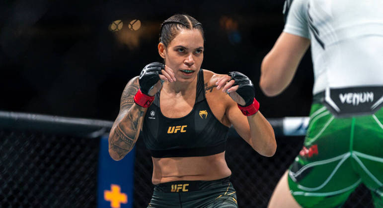 Amanda NunesUma das maiores lutadoras do UFC, a brasileira fez história na categoria e deixou o octógono com títulos do peso-galo e do peso-pena. Aos 35 anos, ela somou 18 lutas, com 16 vitórias e apenas 2 derrotas. Um dos motivos que a levaram a fazer o anúncio foi ficar mais tempo com a família. 