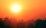 Amanhecer visto a partir da zona Norte da cidade de São Paulo no sábado, 23 de setembro, um dos dias em que a onda de calor levou a recordes de temperatura, com baixa umidade relativa do ar. Estadão Conteúdo / Werther Santana – 23.09.2023