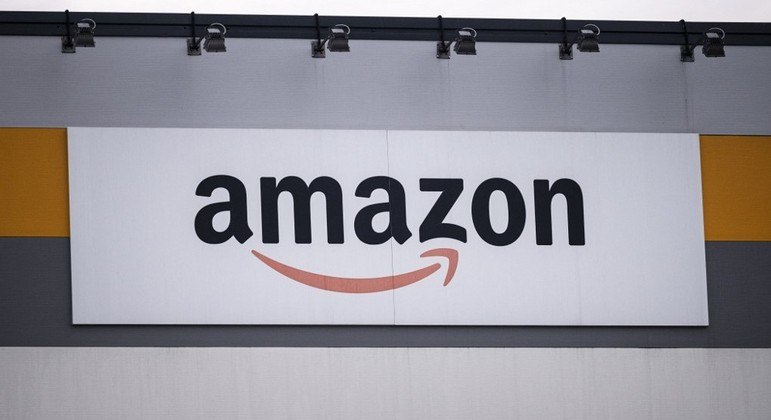 Logotipo da Amazon em instalações da empresa na Itália