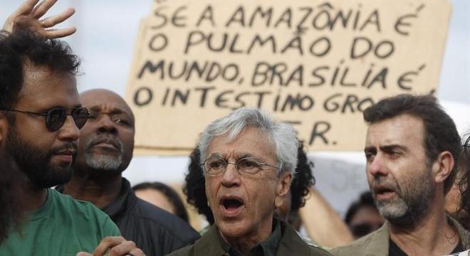 Caetano Veloso estava na 'comissão de frente' da marcha pela Amazônia