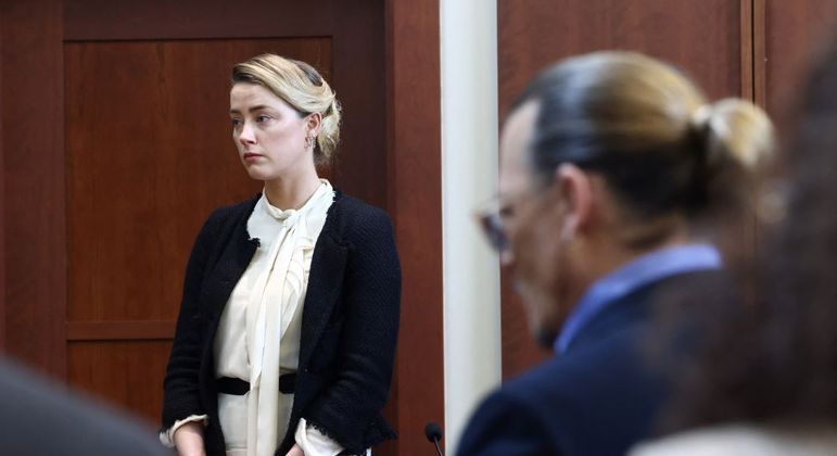 Amber Heard e Johnny Depp no tribunal, em maio passado