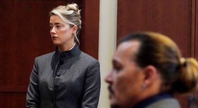 Amber Heard e Johnny Depp na Corte, em Virgínia (EUA), durante julgamento