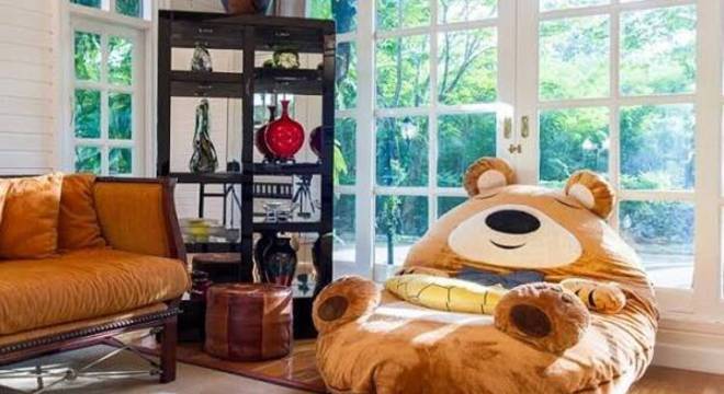 Ambiente com puff gigante para dormir em formato de urso.