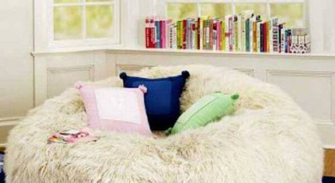 Ambiente com puff gigante redondo feito com tecido felpudo