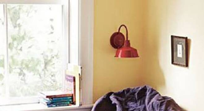 Ambiente decorado com puff gigante em tom roxo