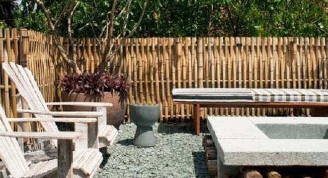 Ambiente externo cercado com bambu