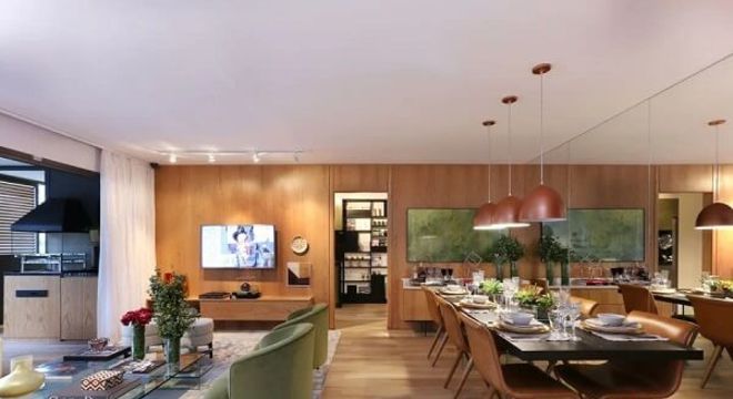 Ambiente integrado com parede espelhada e piso laminado