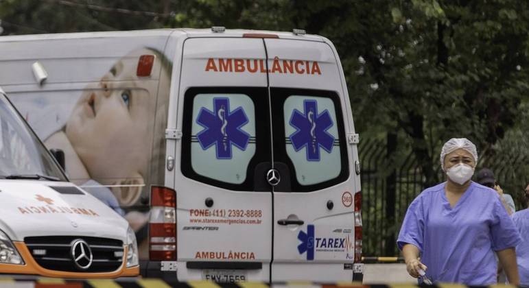 Movimento de ambulâncias no Hospital Municipal Doutor Arthur Ribeiro de Saboya, no Jabaquara, na zona sul de São Paulo