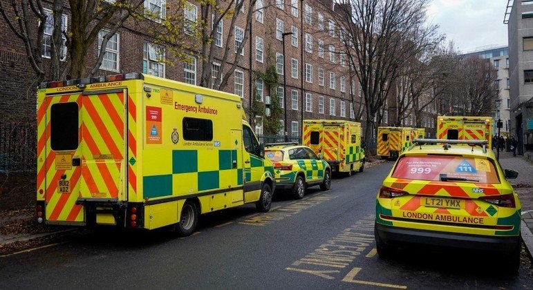 Um dia depois dos enfermeiros, os funcionários do serviço britânico de ambulâncias entraram em greve