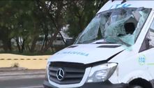 Acidente entre carro e ambulância deixa três feridos na zona leste 