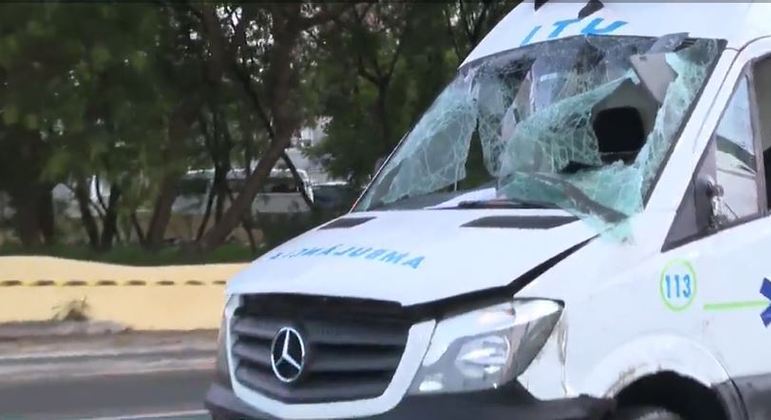 Acidente entre carro e ambulância deixa feridos na zona leste de São Paulo