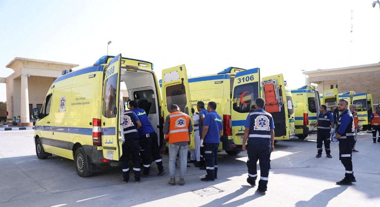 Ambulâncias egípcias transferem palestinos gravemente feridos na passagem de Rafah
