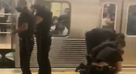 Ambulante é imobilizado por seguranças na plataforma após ser retirado do vagão