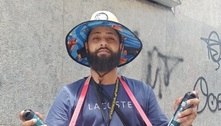 Ambulante vende absorvente, papel higiênico e borrifada de desodorante no Carnaval de BH 
