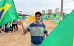 Ambulante vende bandeiras do Brasil durante desfile militar na Esplanada dos Ministérios