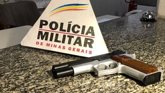 Universitário denuncia ter sido ameaçado com réplica de arma e chamado de 