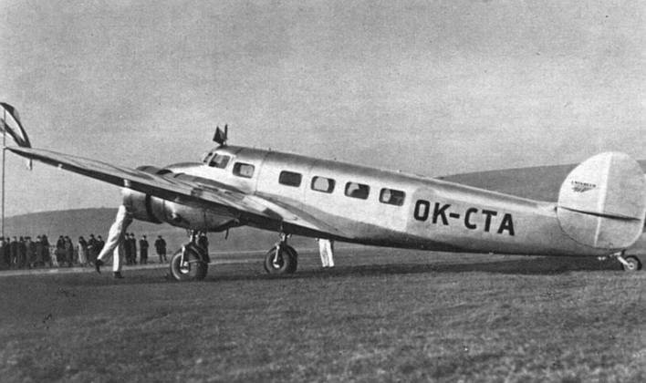 Amelia Earhart pilotava um avião modelo Lockheed 10-E Electra, com capacidade para 10 passageiros, quando desapareceu enquanto tentava dar a volta ao mundo.