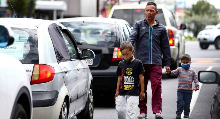 Estudo revela que 29% dos brasileiros têm visto mais pessoas trabalhando nos semáforos
