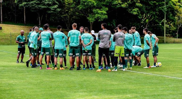 Vagner Mancini conversa com os jogadores do América-MG de olho no duelo com o Palmeiras