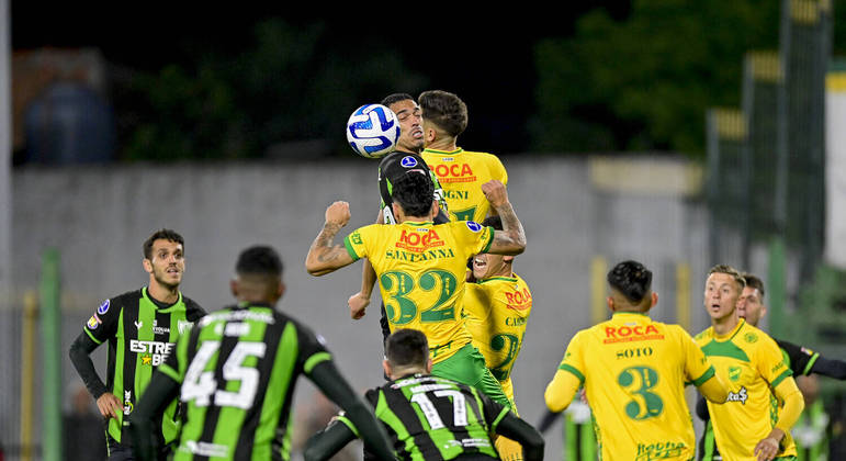 América-MG escala reservas e perde para o Defensa y Justicia 