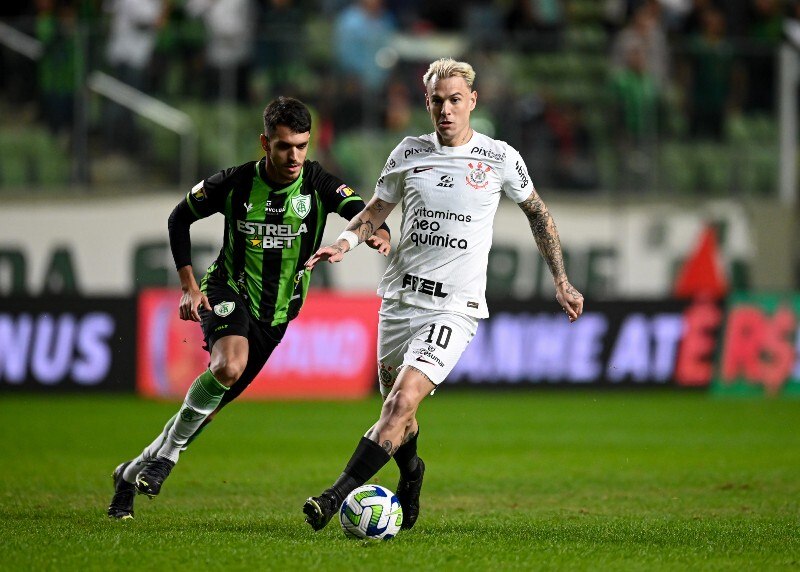 Róger Guedes lutou, acertou a trave. O Corinthians dependeu dos jogadores, não do esquema tático