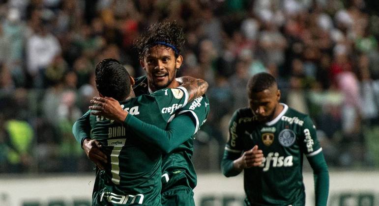 Gustavo Scarpa comemora o gol anotado pelo Palmeiras diante do América-MG