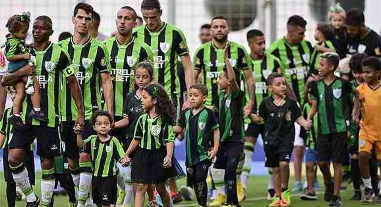 Jogadores do América Mineiro ficaram revoltados com o envio de Pix de torcedores rivais