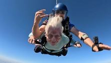 Idosa de 104 anos se torna a pessoa mais velha do mundo a saltar de paraquedas