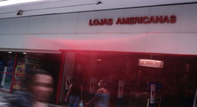 Analista avalia que a varejista precisa "vender o almoço para comprar a janta" 