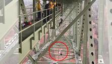 Jovem pula de ponte amarrado em corda, fica preso a 200 metros de altura e é resgatado por bombeiros