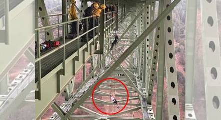 Jovem de 19 anos fica preso sob ponte e precisa ser resgatado a mais de 200 metros de altura