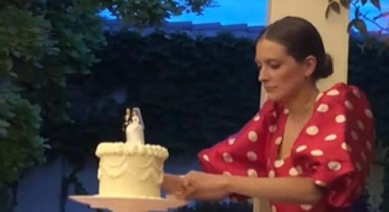 Convidada cortou o bolo de casamento antes dos noivos e chocou presentes à festa
