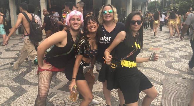 Michelle Viana (centro à dir.) com amigos durante a Peruada em 2019
