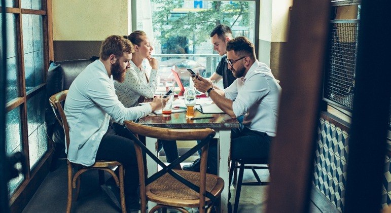 Fenômeno é conhecido em inglês como phubbing