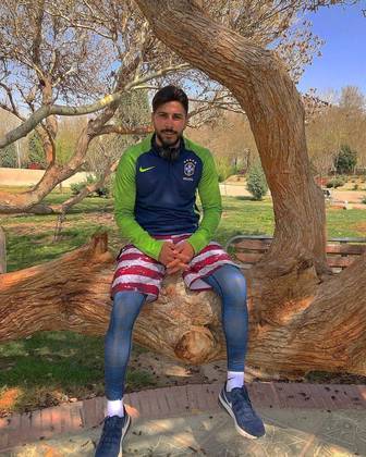 Em 2000, Azadani utilizou uma foto em que veste uma jaqueta da seleção brasileira para desejar um feliz Ano-Novo aos torcedores e fãs nas redes sociais