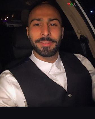 Com a sentença de morte, Azadani se torna mais um número para as estatísticas da Iran Human Rights, que divulgou uma pesquisa que mostra que ao menos 320 pessoas já morreram nas manifestações. Milhares de iranianos estão nas ruas em protesto após a morte da jovem de 22 anos, Mahsa Amini. Ela foi detida por ter deixado uma mecha do cabelo para fora do lenço típico que cobre a cabeça das mulheres. A jovem foi morta e, depois do velório, iranianos tomaram as ruas, pedindo por mais direitos das mulheres no Irã