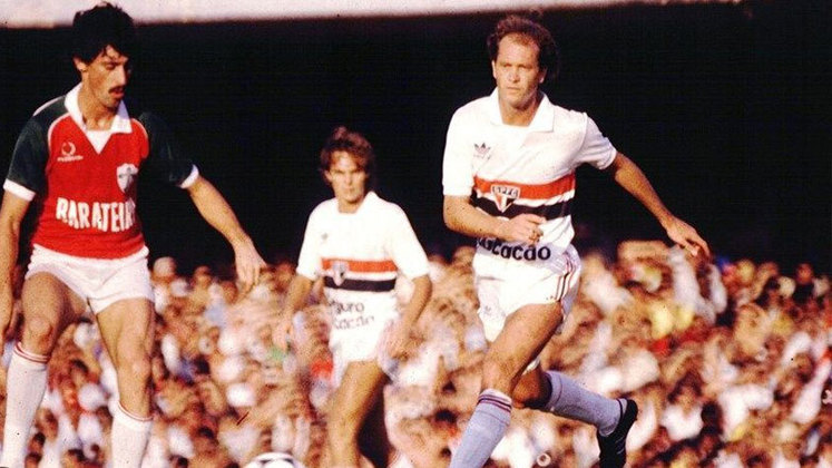 Amistoso (1985)  - Após fazer enorme sucesso na Roma, Paulo Roberto Falcão, ídolo do Internacional, voltou ao Brasil para atuar no São Paulo. No jogo de estreia, um amistoso, o São Paulo venceu por 1 a 0, com gol contra do zagueiro colorado Mauro Galvão