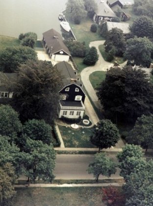 Amityville (EUA) - Casa onde Ronald DeFeo matou sua família inteira em 1974, dizendo que foi ordem de espírito. Inspirou diversos filmes sobre fantasmas em Amittyville. 
