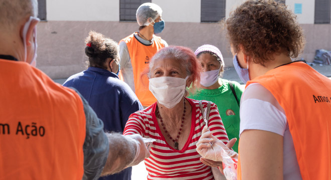 Projeto Acolher e restaurante Purana fazem, juntos, 500 marmitas por semana para doar